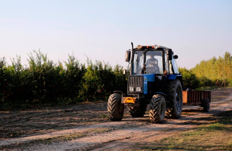 tracteur au travail pleine terre planete pneus